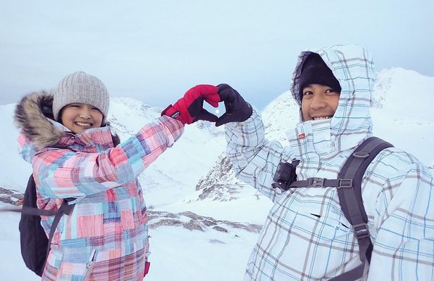 Guided easy snowshoeing with a visit to local café