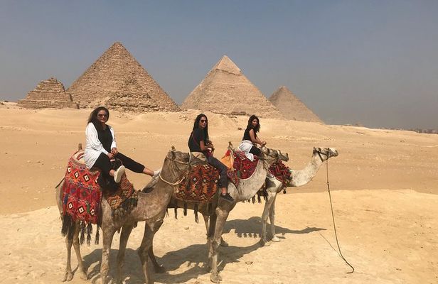 Sightseeing Day Tour to Pyramids, Egyptian Museum and Bazaar