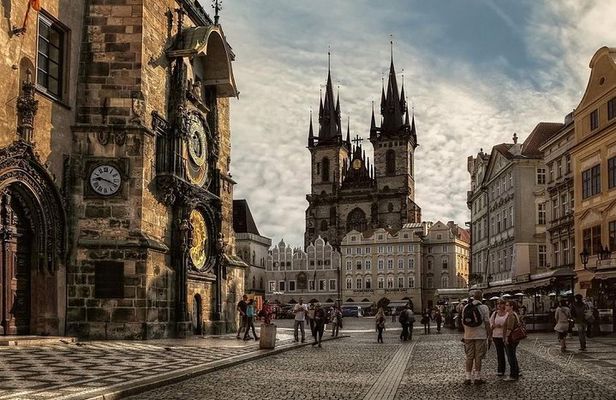 Private 4-hour City Tour of Prague with driver & official guide w/ Hotel pick up