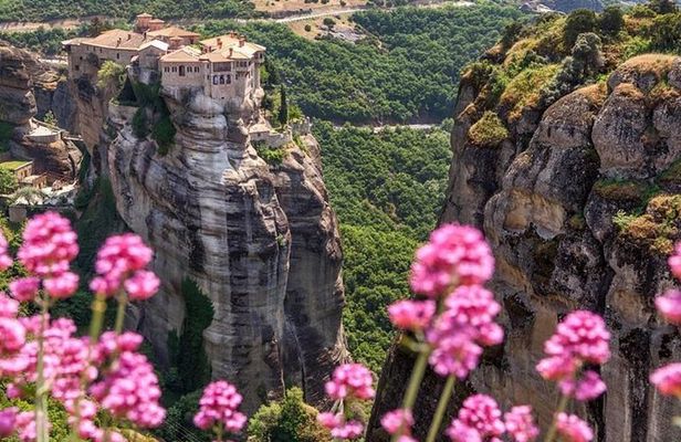 Spectacular Meteora Monasteries and Hermit Caves Private Trip