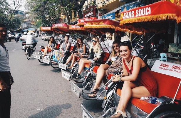 (5 Hours) 3 in 1 Special Tour: Cyclo, Street Food Tour & Foot Spa