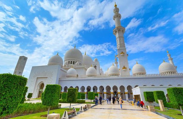 Abu Dhabi City Tour with Sheikh Zayed Grand Mosque from Dubai