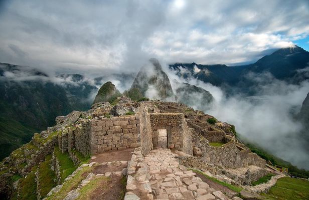 7 Days: Lima, Ica, Cusco & Machupicchu with local flights