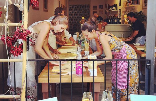 Orecchiette Cooking Class and Wine Pairing in Lecce