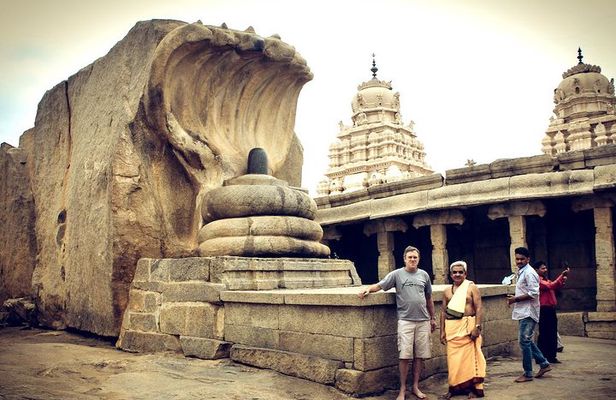 Day trip from Bangalore to Lepakshi for Temple architecture & paintings
