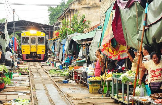 Bangkok Day Trip: Railway Market, Floating Market & Nakhon Pathom