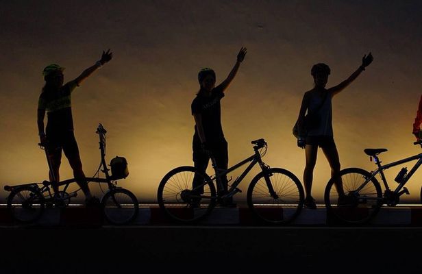 NR-06 Ride to enjoy variety of Thai foods in local famous market