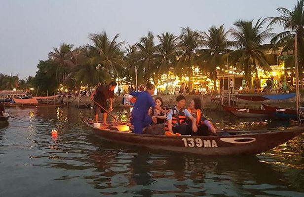 Hoi An Ancient Town -Walking Tour,Lantern Boat Ride, Night Market
