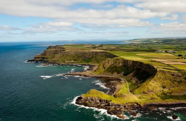 Giant Causeway, Dark Hedges & Whiskey Distillery tour from Dublin