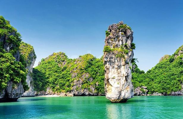 Halong Bay Full Day Tour with All-Inclusive: Boat, Kayak, Island, Cave and Lunch