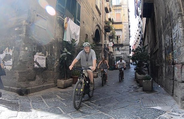 Exciting e-bike(pedal assisted)ride in the heart of Naples