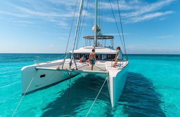 Catamaran Tour to Isla Mujeres, Open bar, Lunch, Snorkeling, Beach Club Included