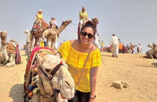 Private Tour to Pyramids of Giza Plateau in 4 Hours with Lunch and Camel ride
