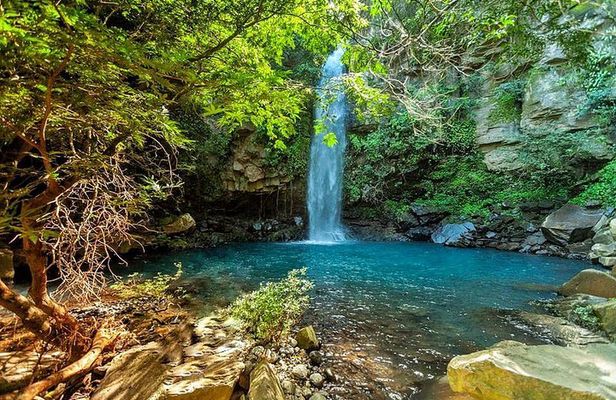 Blue Lagoons Personalized Waterfall Hike, Lunch & Hot Springs