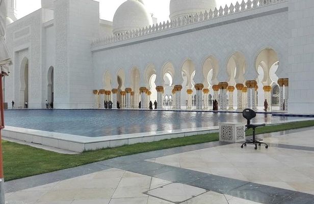 Abu Dhabi tour with Sheikh Zayed Grand Mosque ,and Qasr Al Watan