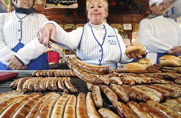 Chicago-Style Holiday Hike: Festive Food and Walking Tour