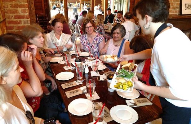 New Orleans Garden District Food, Drinks & History Walking Tour
