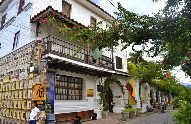 Santa Fe de Antioquia & Colonial Bridge Private Bilingual Guide