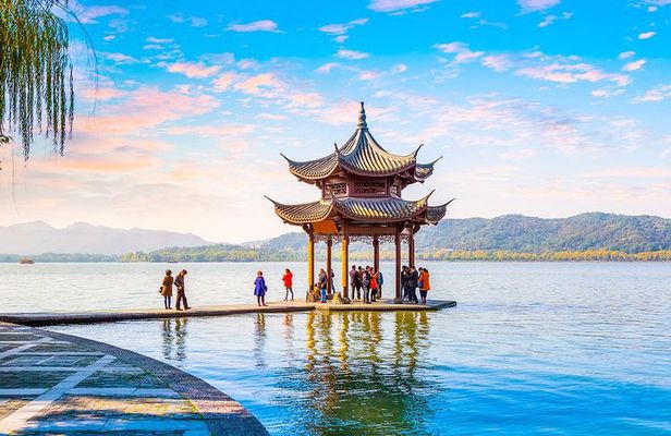 Private Hangzhou Day Tour to West Lake, Lingyin Temple, Tea Village, Old Pagoda