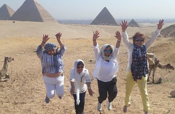 Private Day Tour to Giza and Saqqara with Guide