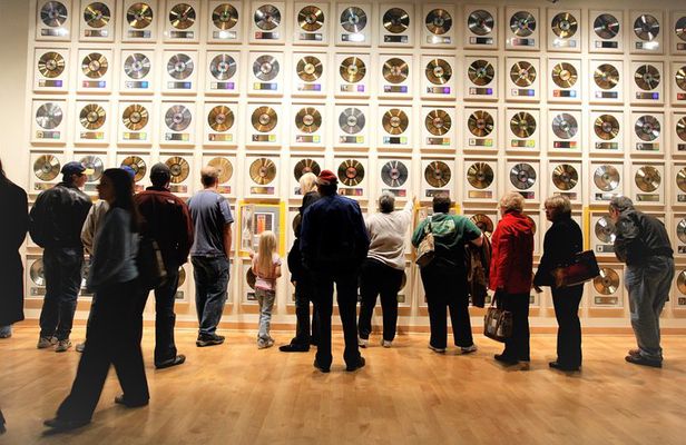 Before-Open Guided Tour & Admission to Country Music Hall of Fame