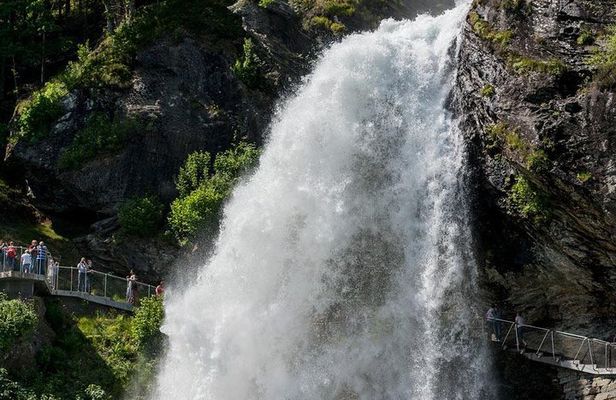 Private tour - Hardangerfjord, Voss Gondola & 4 Great Waterfalls