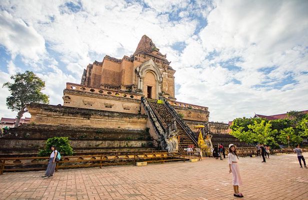 Private Tour: Discover 8 Chiang Mai Temples & Cruise along Mae Ping river