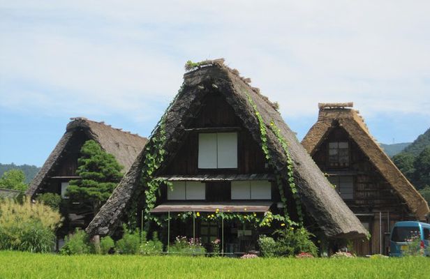 [One-day bus tour departing from Kanazawa Station] Shirakawa-go and Gokayama - Two World Heritage Villages Enjoyable Bus Tour