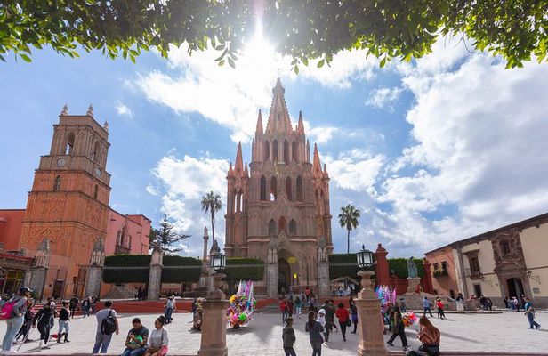 Landmarks and Lunch tour with Taste of San Miguel