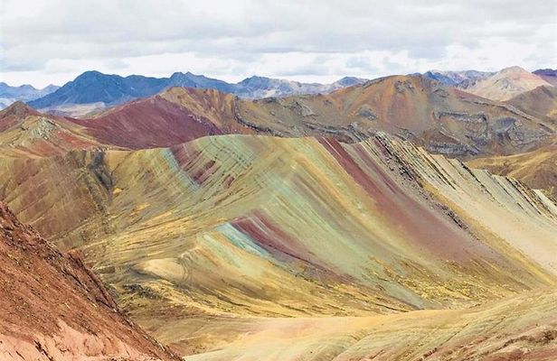 Explore the Palccoyo Mountain with us!