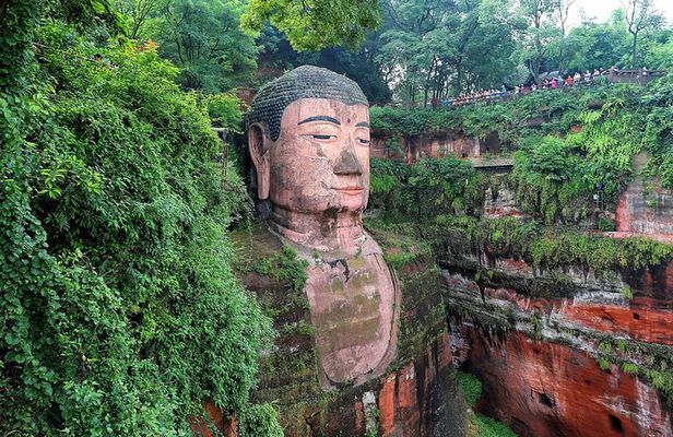 Chengdu: Panda Base Leshan Buddha English-guided Group Tour
