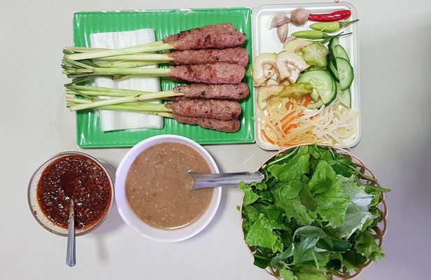 Hue Street Food walking Tour: the most popular & typical dishes