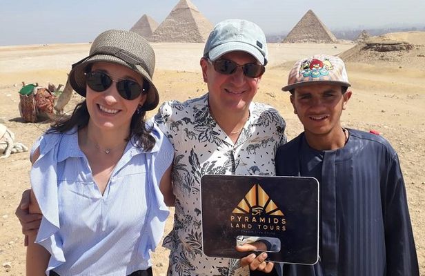 Giza Pyramids and Sphinx: Guided Day Tour from Cairo