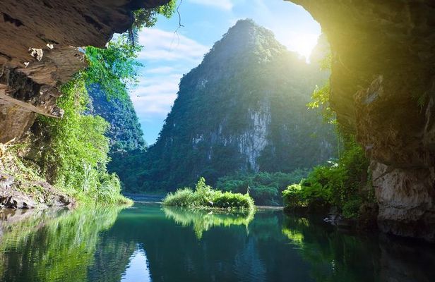 From Hanoi: 2 Nights Ninh Binh and Halong Bay Package Tour