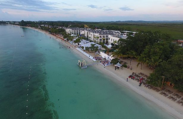Negril's 7 miles Beach and Rick's Café