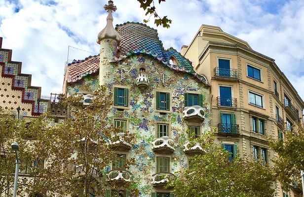 Lunchtime Tapas Tour in the Eixample with The Barcelona Taste