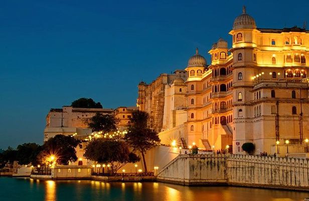 Exclusive 1-day Udaipur Tour with High End SUV Car.