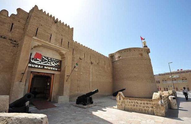 Dubai Walking Tour "Fahidi Area, Dubai Museum, Souks"