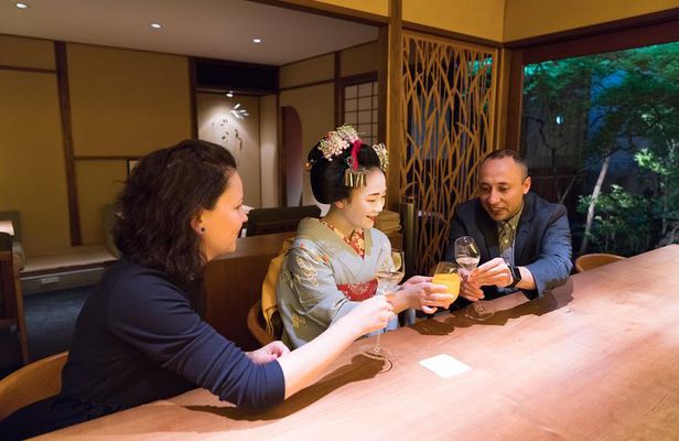Private Bar time with an authentic Maiko
