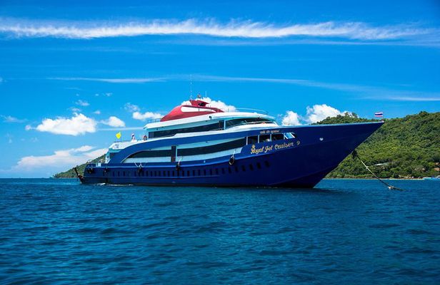 Phi Phi Island Tour by Royal Jet Cruiser with Lunch & Pickup