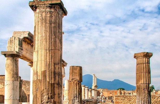 The beauty of Pompeii with a Private Expert Tour Guide / Archaeologist.