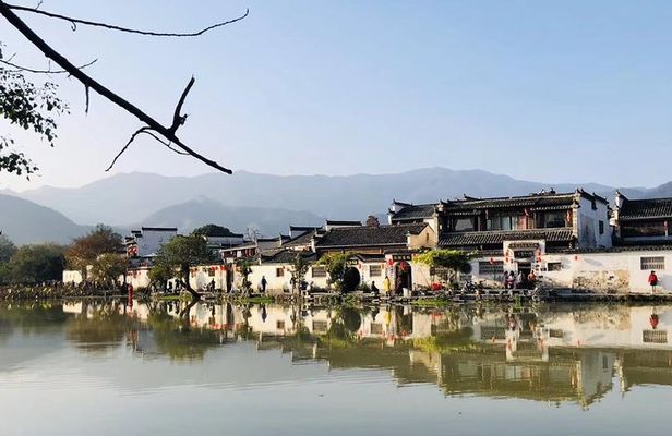 Private Hiking Tour along Xihong Ancient Trail in Huangshan City & Mt. Qiyun