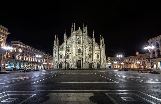 Milan private guided tour by night