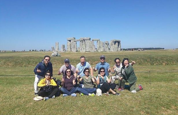 Transfer from Southampton to Heathrow via Stonehenge and Windsor