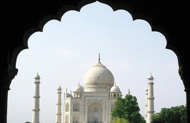 Taj Mahal Day Trip Including Same Day Flights from Mumbai
