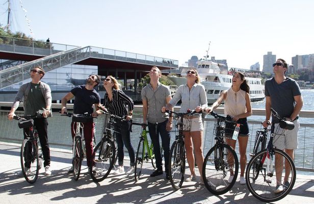 Scenic Manhattan Highlights Bike Tour (English or German)
