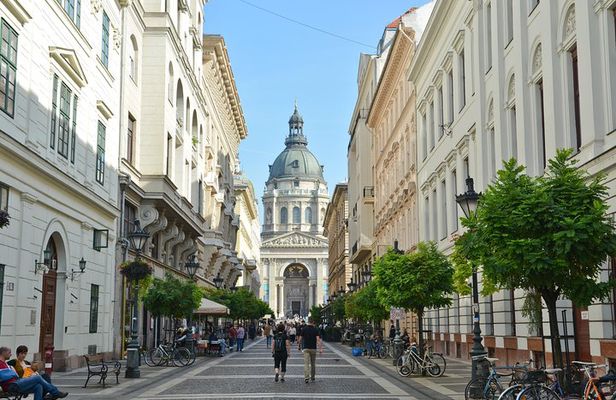 Private Budapest All In One Walking Tour with Strudel Stop