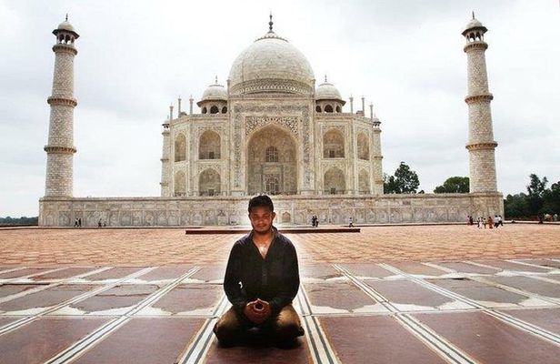 All-Inclusive Taj Mahal Skip-the-Line Tour from Delhi by Car