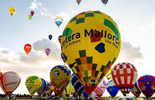 Romantic Sunrise Balloon Tour in Majorca