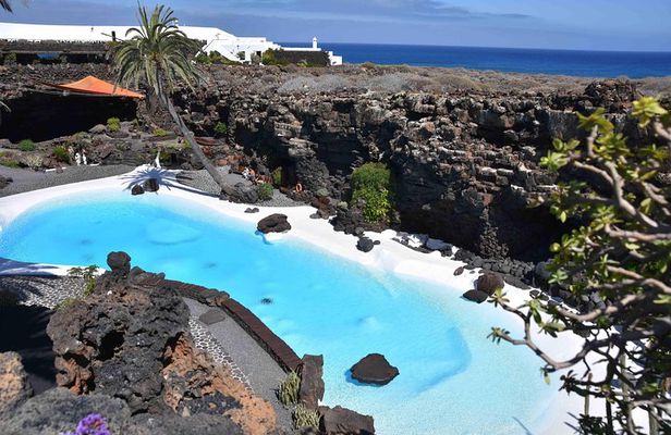 Lanzarote César Manrique Tour: with Jameos or Green Cave